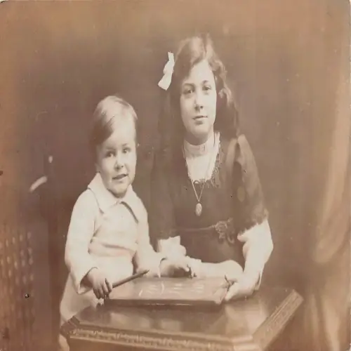 A725 Sozialgeschichte Bruder und größere Schwester schreiben auf Tisch RPPC Postkarte