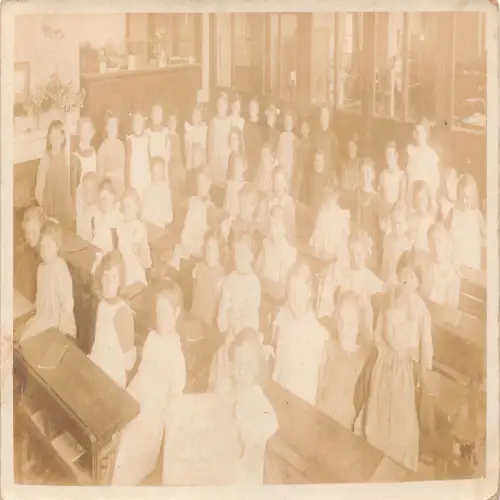 A725 Sozialgeschichte RPPC Gruppe von Schülern an der Mädchenschule Klassenzimmer Postkarte