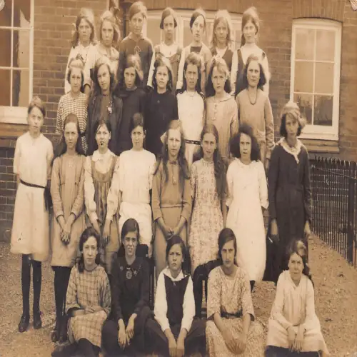 A725 Sozialgeschichte RPPC Gruppe von Schülern an der Mädchenschule Vintage Postkarte