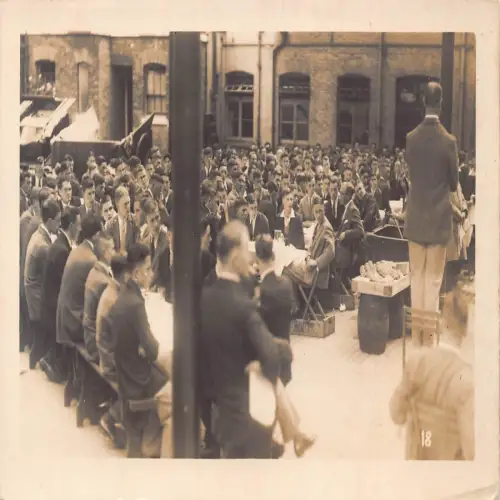 A725 Sozialgeschichte RPPC Studentenversammlung Essen Brot im Korb Postkarte