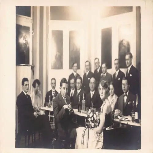 A730 Sozialgeschichte Hochzeit Party Gäste sitzen am Tisch Blumen RPPC Postkarte