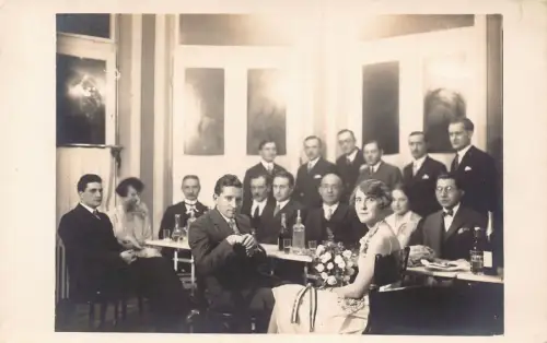 A730 Sozialgeschichte Hochzeit Party Gäste sitzen am Tisch Blumen RPPC Postkarte