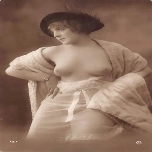 L479 Glamour Akt Risque Schönheit Echtfoto Blanko Rückseite Vintage Postkarte