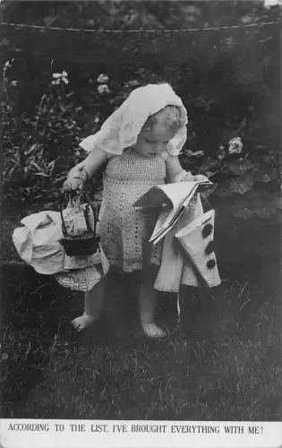A732 Comic Humor RPPC 1911 Baby Mädchen hält Kleidung laut Liste Postkarte