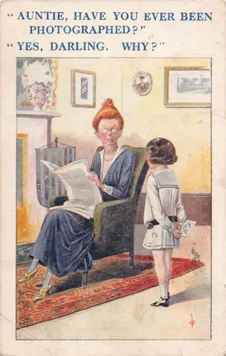 A732 Comic Humor 1919 Tante liest Zeitung Mädchen versteckt Foto Postkarte
