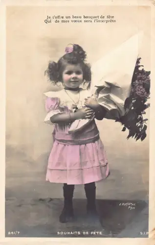 A733 Grüße Echt Foto kleines französisches Mädchen Blumenstrauß Vintage Postkarte