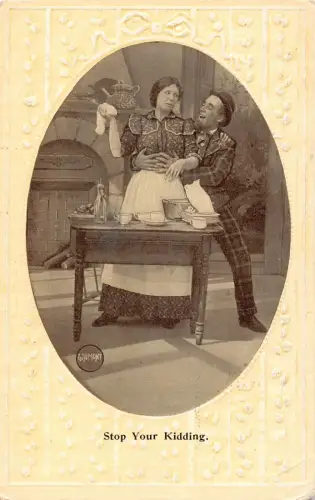A735 Comic Humor Lustiger Mann Wütende Frau Passepartout geprägte Vintage Postkarte