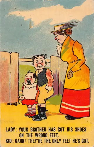 A736 Comic Humor Dame spricht mit Kindern Schuhe auf falschen Füßen Vintage Postkarte