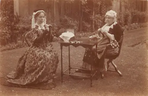 A736 Echt Foto Tägliche Aktivitäten Ältere Frauen Stricken im Garten Postkarte