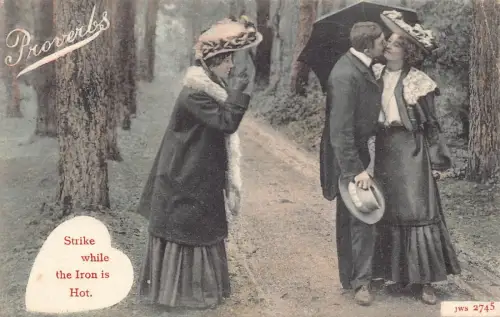 A737 Sprichwort Paar Liebesromantik 1906 Schlag während das Eisen heiß ist Postkarte