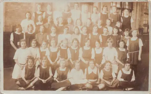 A737 Echt Foto Gruppe Mädchen in der Schule Sozialgeschichte Vintage Postkarte