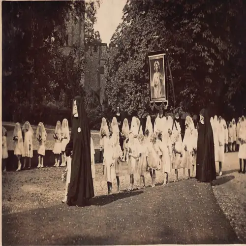 A738 Sozialgeschichtliche Gruppe kleiner Frauen bei Konfirmationsnonnen RPPC Postkarte