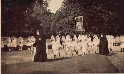 A738 Sozialgeschichtliche Gruppe kleiner Frauen bei Konfirmationsnonnen RPPC Postkarte