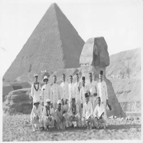 A738 Sozialgeschichtliche Gruppe von Matrosen posiert in der Nähe der Sphynx-Pyramide RPPC-Postkarte