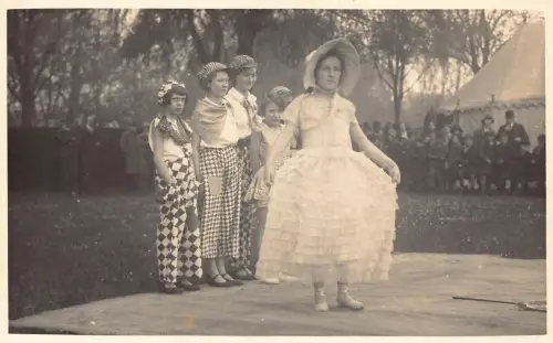 A738 Sozialgeschichte Land Kirmes Theaterspiel Kinder RPPC Vintage Postkarte