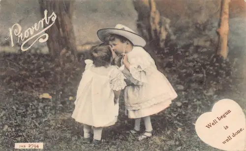 A738 Sprüche 1905 Kinder küssen - Gut begonnen ist gut gemacht Vintage Postkarte