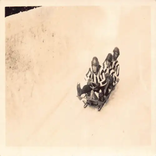 A739 Echt Foto Wintersport Jungen Schlittenhang mit Lenkrad Postkarte