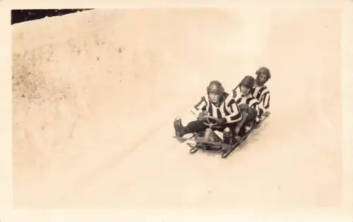 A739 Echt Foto Wintersport Jungen Schlittenhang mit Lenkrad Postkarte