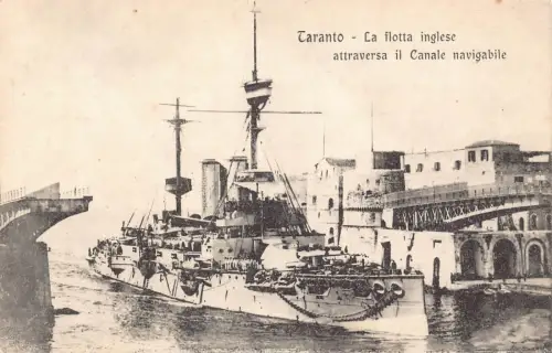 B139 Italien Taranto Flotta inglese attraversa il Canale englisches Kriegsschiff Postkarte