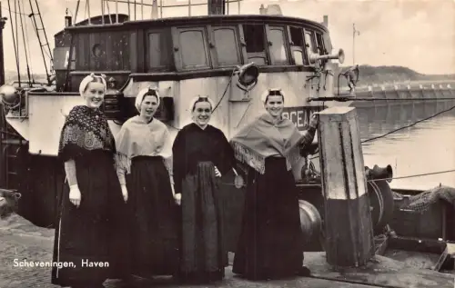 A754 Niederlande 1959 Scheveningen Haven Boot Kostüm Mädchen ethnische Postkarte