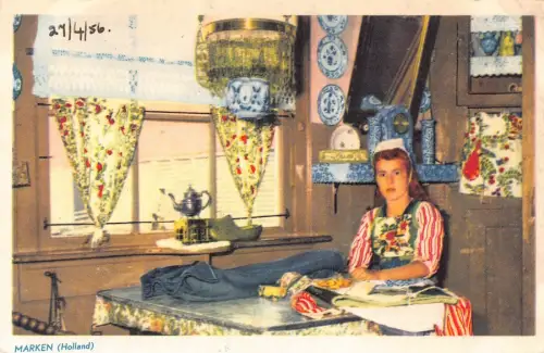 A754 Niederlande Marken Frau Nähen traditionelles Muster Kleidung Postkarte