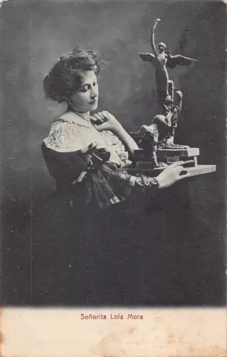A814 Argentinien Senorita Lola Mora Bildhauer hält Engel Kunst Vintage Postkarte