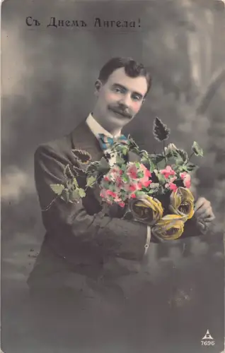 Grüße an Angela 1908 russischer Mann hält Blumenstrauß Rosen Postkarte