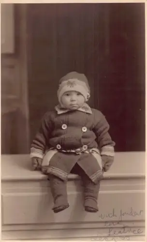 A696 Echt Foto Marie L Clarks Studio London Baby Weihnachten gekleidet Postkarte