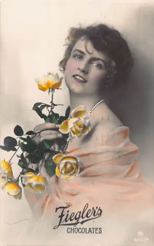 L520 Werbung Fieglers Pralinen Mädchen mit Rosen 1924 Vintage Postkarte