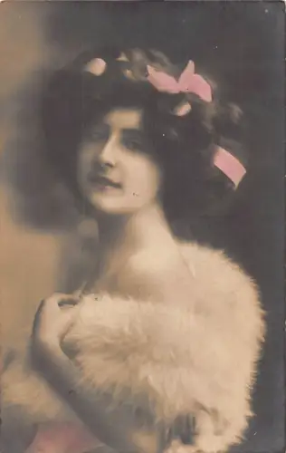 Edle Frau im Pelzmantel und nacktem Schulternband im Haar 1918 Postkarte