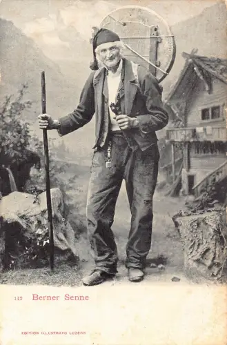 Schweiz älterer Bauermann pflegt Holz auf Rückseite Stockstock Vintage Postkarte