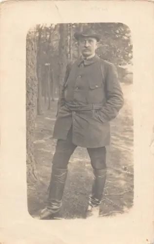 A628 Echt Foto Passepartout reifer Mann Jäger Uniform Wald Vintage Postkarte