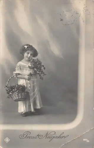 B093 Neujahrsgrüße 1919 kleines Mädchen mit Blumenkorb Vintage Postkarte
