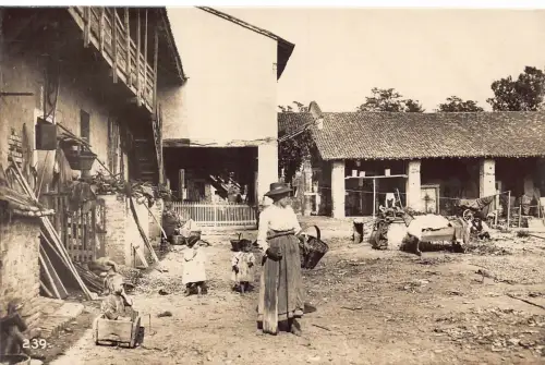 A044 Italien Haus Hof Mädchen im Wagen Kinder Frau Bäuerin Sozialgeschichte Postkarte