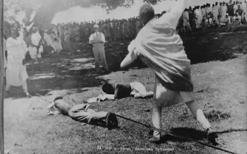B634 Äthiopien öffentlich schlagender Mann einheimische Jungen gefallen ethnisch RPPC Postkarte