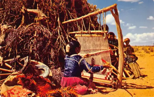 A802 US Arizona Navajo Weaver Native American Girl Vintage Postkarte