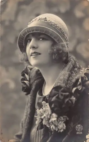 Portrait Französische Schönheit 1920er Mode Stil Hut Blumen Paris Studio Postkarte
