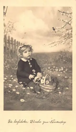 A628 Namenstag Grüße 1949 Mädchen sitzt im Gras Gänseblümchen Blumen Postkarte