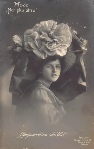 A630 Fashion 1910 Large Flower Hat Non Plus Ultra Lampenschirm als Hut Postkarte