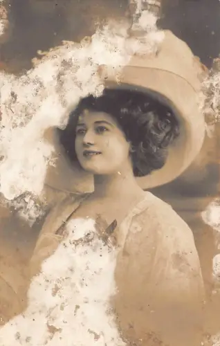 A630 Mode 1910 Großer Hass getragen von lächelnder Frau lockiges Haar Postkarte