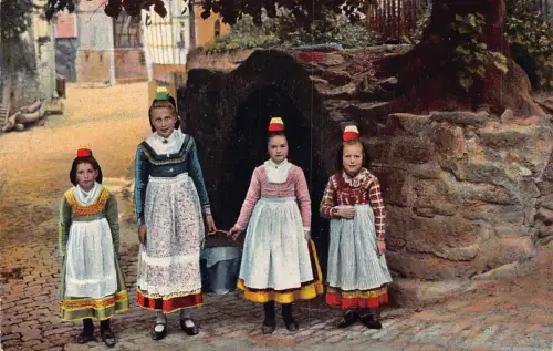 B011 Deutschland Hessische Trachten Brunnen vor Tore 1924 Mädchen Volks-Postkarte