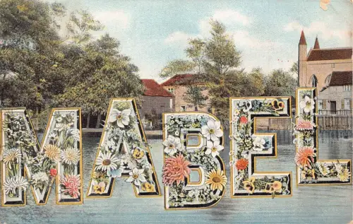 A046 Mabel Großbuchstabe Name bunte Blumen Straße Häuser Fluss Bäume Postkarte