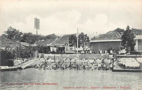 L281 Indonesien Niederländisch-Ostindien Weltevreden Wäsche im Meer Postkarte