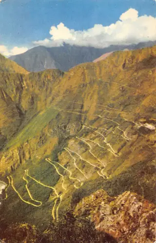 B215 Peru Machupicchu Straße, die zum Hotel und Ruinen Postkarte führt