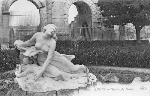 C064 Frankreich Arles Statue de Niobe Vintage Postkarte