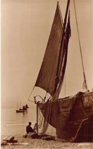 A051 Postkarte Die Mizzen Segelboote Fischernetze am Meeresufer