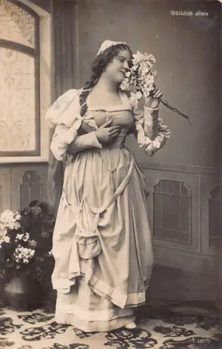 A635 Fotomontage 1908 Allein Glücksmädchen Mittelalter Mode Blumen Postkarte