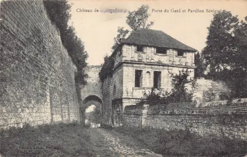 A681 Frankreich Chateau de Picquigny Porte du Gard et Pavillon Sevigue Postkarte