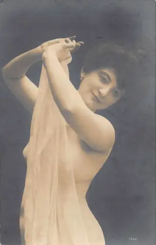 B449 Risque Nude Sinnliche Frau bedeckt Teile im Schleier RPPC Postkarte