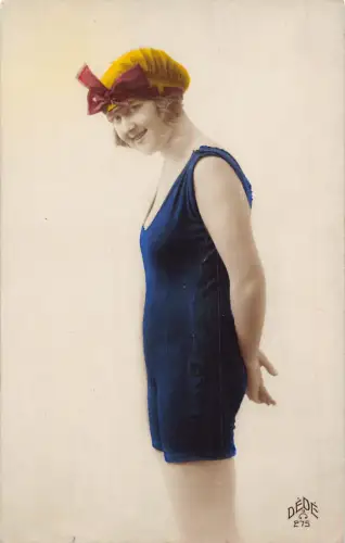 B449 Glamour Frau im Badeanzug lächelnd RPPC Vintage Postkarte